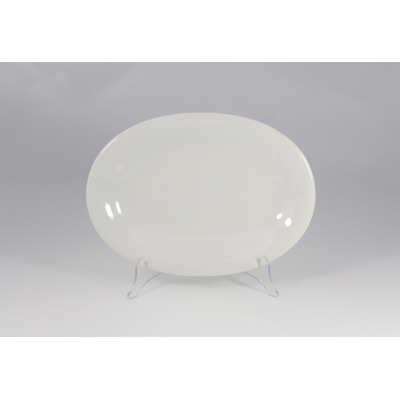 Biały półmisek owalny JUPITER marki Lubiana o długości 33 cm. Klasyczna, gładka porcelana o minimalistycznym designie, wyeksponowana na przezroczystym stojaku.