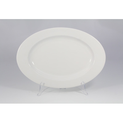 Biały, owalny półmisek Lubiana Kaszub o długości 38 cm. Klasyczna, gładka porcelana o eleganckim wykończeniu, wyeksponowana na przezroczystym stojaku.