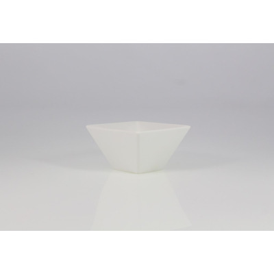 Biała salaterka kwadratowa 12 cm z serii CLASSIC marki Lubiana. Naczynie o minimalistycznym designie i gładkiej powierzchni, widoczne na jasnym tle.