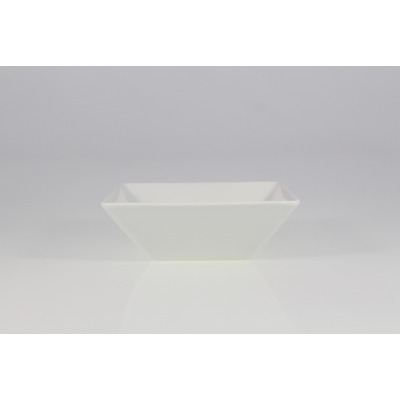 Biała salaterka kwadratowa 18 cm z serii CLASSIC marki Lubiana. Naczynie o minimalistycznym designie, widoczne z profilu na jasnym tle.