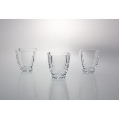 Trzy przezroczyste szklanki Bohemia Arezzo o pojemności 320 ml ustawione w rzędzie na jasnym tle, prezentujące elegancki, nowoczesny design z kwadratową