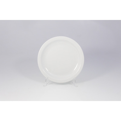 Biały talerz deserowy Lubiana Ameryka o średnicy 21 cm. Klasyczna, gładka porcelana o minimalistycznym designie, ustawiona na przezroczystym stojaku.