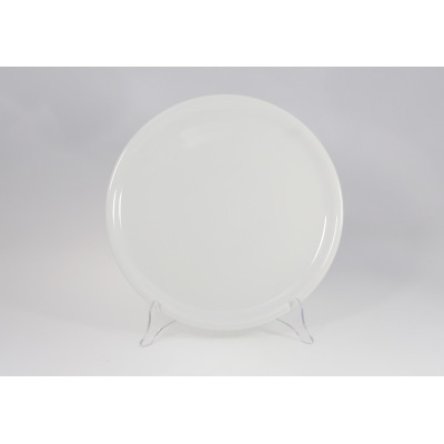Biały, okrągły talerz do pizzy Lubiana Tina o średnicy 30,5 cm. Gładka, porcelanowa powierzchnia naczynia wyeksponowana na przezroczystym stojaku na jasnym tle.