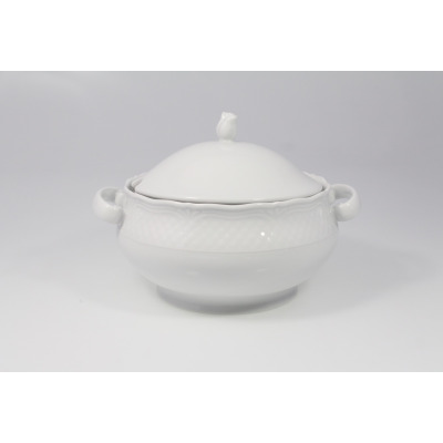 Biała porcelanowa waza Lubiana z serii Afrodyta o pojemności 2,70 l. Naczynie z pokrywką posiada ozdobny relief w kratkę i uchwyty, widok z przodu na wprost.