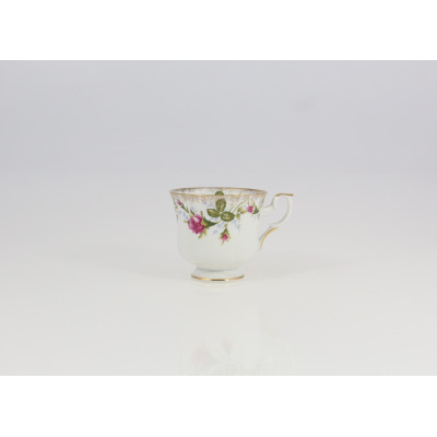 Filiżanka Chodzież 0,24 l z serii Iwona Złota róża. Biała porcelana z delikatnym motywem róż, złotym wykończeniem krawędzi i eleganckim uszkiem na białym tle.