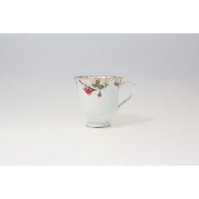 Porcelanowa filiżanka 0,40 l z kolekcji Iwona Złota róża marki Chodzież. Białe naczynie zdobione motywem róż, złotym rantem i delikatnym reliefem na krawędzi.