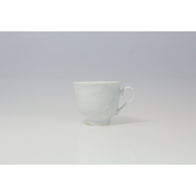 Biała porcelanowa filiżanka Ćmielów 0,25 l z serii 0001 ROCOCO. Naczynie o klasycznym, eleganckim kształcie z subtelnym, wypukłym zdobieniem roślinnym.