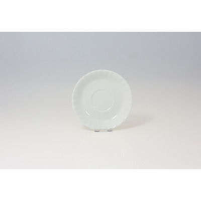 Biały spodek Chodzież Iwona o średnicy 14 cm. Klasyczna porcelana z delikatnie falowanym brzegiem, widok z góry na gładką powierzchnię naczynia.