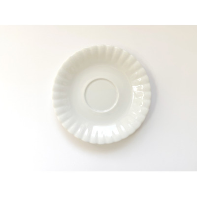 Biały spodek Chodzież Iwona o średnicy 17 cm. Klasyczna porcelana z charakterystycznym reliefem na brzegach, widok z góry na gładką powierzchnię naczynia.