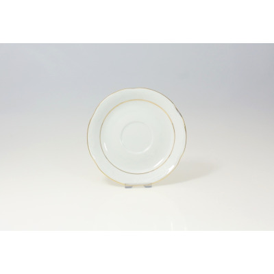 Biały porcelanowy spodek Chodzież B014 Kamelia o średnicy 15,5 cm. Naczynie z delikatnym złotym zdobieniem na obrzeżu i subtelnym tłoczonym wzorem na rancie.