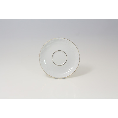 Biały porcelanowy spodek Ćmielów 3604 Rococo o średnicy 15,7 cm z delikatnym tłoczonym wzorem na brzegach i elegancką złotą linią wokół centralnego wgłębienia.