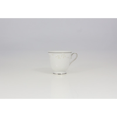 Biała porcelanowa filiżanka Ćmielów B601 Astra o pojemności 0,25 l. Naczynie zdobi delikatny roślinny motyw oraz srebrne wykończenie krawędzi i podstawy.