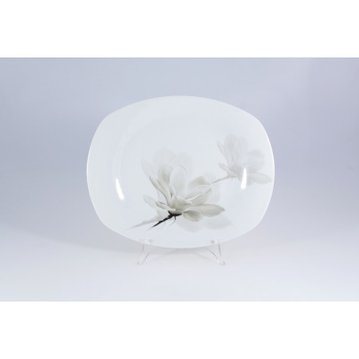 Biały talerz płytki Lubiana 6474 Magnolia o średnicy 31 cm. Naczynie z porcelany o zaokrąglonych krawędziach, ozdobione subtelnym, szarym motywem kwiatu