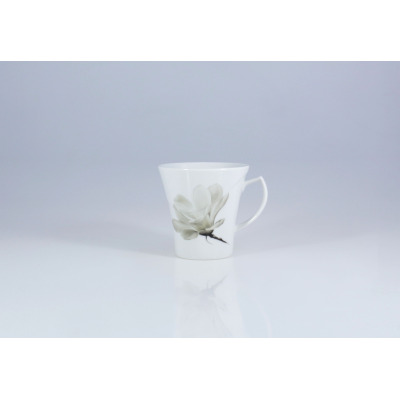 Biały porcelanowy kubek 300 ml 6474 MAGNOLIA marki Lubiana z subtelnym motywem kwiatowym, widoczny na wprost na jasnym tle z delikatnym odbiciem.
