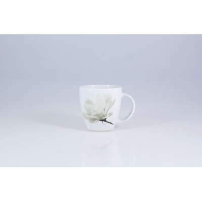 Biały porcelanowy kubek Lubiana 0,30 l z serii 6474 Magnolia. Naczynie ozdobione subtelnym, szarym motywem kwiatowym, widoczne z profilu na jasnym tle.