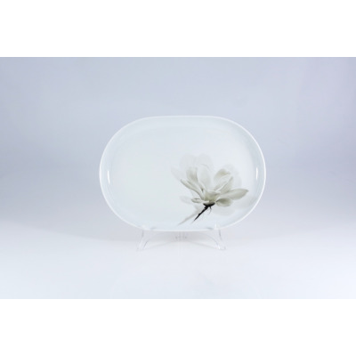 Biały, porcelanowy półmisek owalny 28 cm z serii 6474 Magnolia marki Lubiana. Naczynie zdobi subtelny, szary motyw kwiatowy umieszczony po prawej stronie.