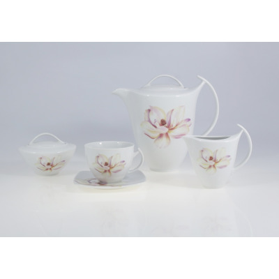 Porcelanowy garnitur do kawy Chodzież E604 Akcent. Zestaw kawowy dla 12 osób z motywem magnolii: dzbanek, mlecznik, cukiernica oraz filiżanka ze spodkiem.