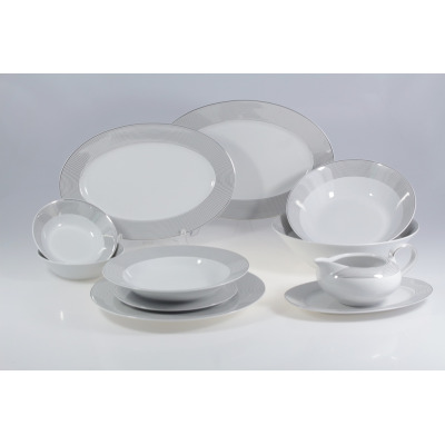 Serwis obiadowy Chodzież E520 YVONNE dla 12 osób. Biała porcelana z delikatnym, szarym wzorem w prążki na obrzeżach naczyń, w tym talerze, miski i sosjerka.