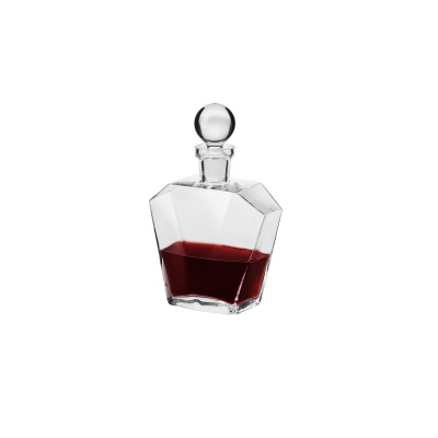 Karafka do likieru Vintage marki Krosno Glass o pojemności 900 ml. Szklane naczynie o geometrycznym kształcie wypełnione do połowy czerwonym trunkiem, na