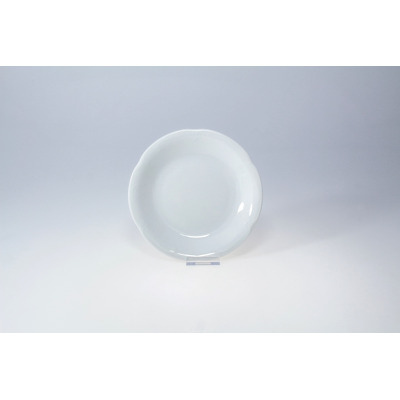 Biały talerz deserowy 17 cm z kolekcji Kamelia marki Chodzież. Klasyczna porcelana o gładkiej powierzchni z delikatnym, falistym zdobieniem na obrzeżach.