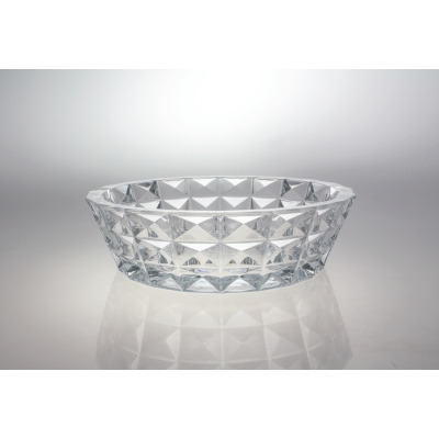 Salaterka kryształowa Bohemia DIAMOND o średnicy 32,5 cm. Przezroczyste naczynie o geometrycznym, diamentowym szlifie, widoczne z profilu na jasnym tle.