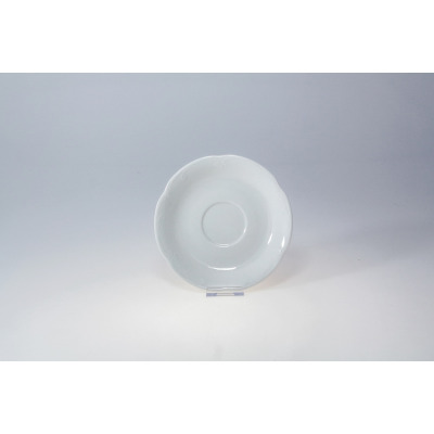 Biały spodek Chodzież z serii Kamelia o średnicy 15,5 cm. Klasyczna porcelana z delikatnym, tłoczonym zdobieniem na obrzeżach, ujęta na wprost na jasnym tle.