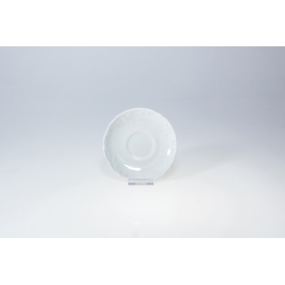 Biały porcelanowy spodek Ćmielów 0001 ROCOCO o średnicy 12,5 cm. Naczynie posiada delikatne, tłoczone zdobienia na obrzeżach i klasyczny, elegancki kształt.