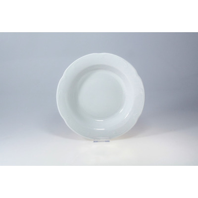 Biały talerz głęboki 22 cm z kolekcji Kamelia marki Chodzież. Klasyczna porcelana o okrągłym kształcie z subtelnym, wytłaczanym zdobieniem na szerokim rancie.