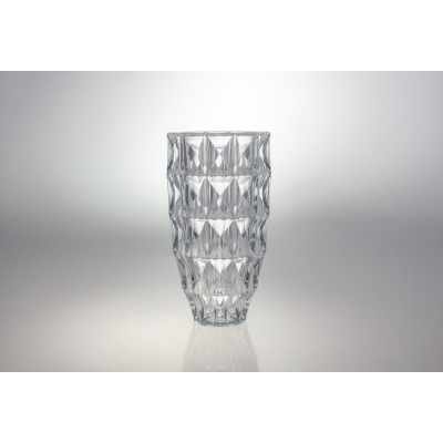 Wazon kryształowy Diamond marki Bohemia o wysokości 25,5 cm. Przezroczyste naczynie o geometrycznym, fasetowanym wzorze, który załamuje światło. Widok