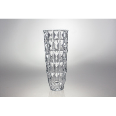 Wazon kryształowy Bohemia Diamond o wysokości 33 cm. Przezroczyste naczynie o geometrycznym, diamentowym szlifie, który tworzy efektowne załamania światła.