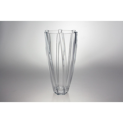 Wazon kryształowy Bohemia Infinity o wysokości 35,5 cm. Przezroczyste naczynie o nowoczesnym, geometrycznym kształcie z wyraźnymi, pionowymi żłobieniami.