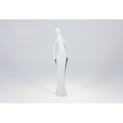 Figurka porcelanowa LENA E899 marki Ćmielów. Smukła, minimalistyczna rzeźba z białej porcelany z czarnymi akcentami po bokach, prezentowana na jasnym tle.