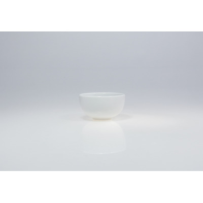 Biała, porcelanowa miska okrągła 8 cm z serii CLASSIC marki Lubiana. Minimalistyczna salaterka o gładkiej powierzchni, ustawiona centralnie na jasnym tle z