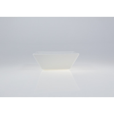 Biała salaterka kwadratowa 14,5 cm z serii CLASSIC marki Lubiana. Naczynie o minimalistycznym designie ustawione na jasnym tle z wyraźnym odbiciem w podłożu.