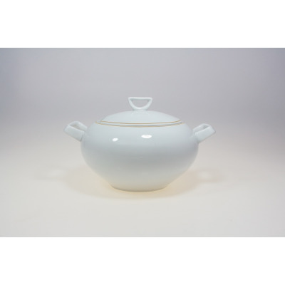 Biała porcelanowa waza Chodzież 3,00 l z serii 3604 YVONNE. Naczynie o zaokrąglonym kształcie z pokrywką, ozdobione delikatną złotą linią, widok z przodu.