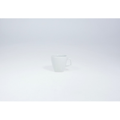 Biała porcelanowa filiżanka do espresso o pojemności 0,08 l z serii LIKE marki Lubiana. Minimalistyczne naczynie o geometrycznym kształcie na białym tle.
