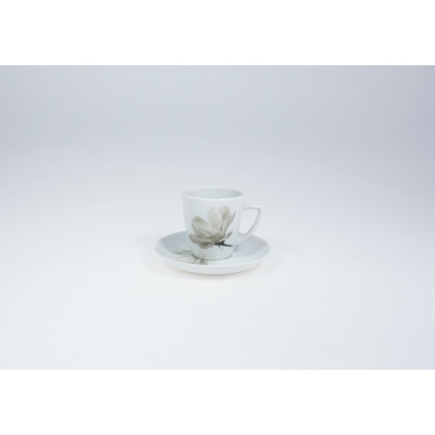 Biała porcelanowa filiżanka ze spodkiem Lubiana 0,10 l z serii 6474 Magnolia. Naczynie ozdobione subtelnym, szarym motywem kwiatowym na gładkiej powierzchni.