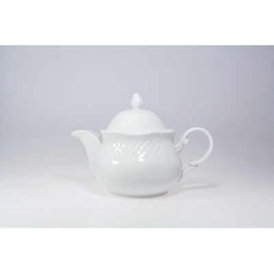 Biały porcelanowy czajnik AFRODYTA marki Lubiana o pojemności 1,40 l. Klasyczny imbryk z delikatnym tłoczonym wzorem siatki na korpusie, widok z profilu.