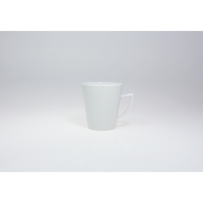 Biały porcelanowy kubek 400 ml CLASSIC marki Lubiana o lekko rozszerzającym się ku górze kształcie i klasycznym uchu, ukazany na jednolitym jasnym tle.