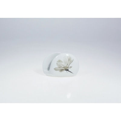 Biała porcelanowa serwetnica Lubiana 6474 Magnolia o zaokrąglonym kształcie, ozdobiona subtelnym, szarym motywem kwiatu magnolii na gładkiej powierzchni.