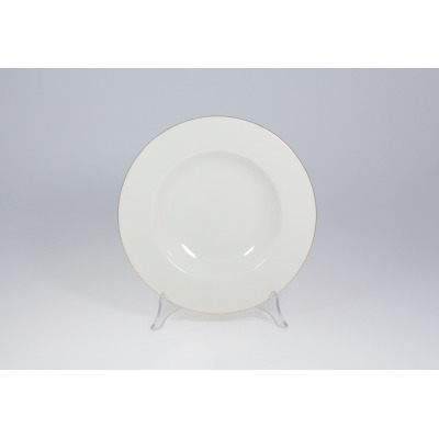 Talerz głęboki 22,5 cm Lorel FBC marki Karolina o minimalistycznym designie, wykonany z białej porcelany z subtelnym złotym obrzeżem, wyeksponowany na stojaku.