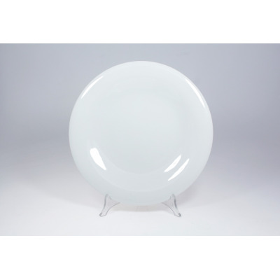 Biały talerz płytki Jupiter marki Lubiana o średnicy 28 cm. Klasyczna, minimalistyczna porcelana w połysku, ustawiona na przezroczystym stojaku, widok od