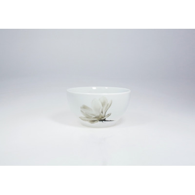 Biała porcelanowa salaterka Lubiana 0,65 l z serii 6474 Magnolia. Naczynie o klasycznym kształcie ozdobione subtelnym, szarym motywem kwiatu magnolii na boku.