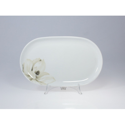 Biały półmisek owalny 33 cm z kolekcji YVETTE marki Chodzież. Naczynie zdobi subtelny, szary motyw kwiatowy umieszczony w lewej części porcelanowej powierzchni.
