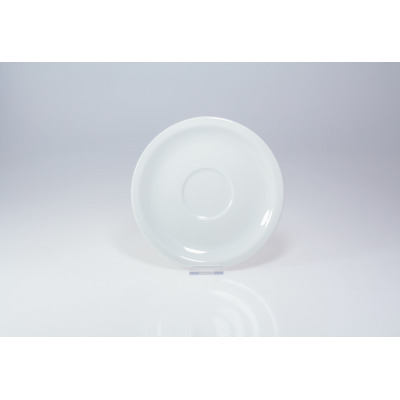 Biały porcelanowy spodek Lubiana z serii Ameryka o średnicy 18,5 cm. Klasyczne naczynie z wyraźnym wgłębieniem na filiżankę, ukazane w ujęciu od frontu.