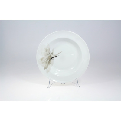 Talerz głęboki 24 cm Roma 6474 Magnolia marki Lubiana. Białe naczynie z porcelany z delikatnym, szarym motywem kwiatu magnolii na szerokim rancie, widok z