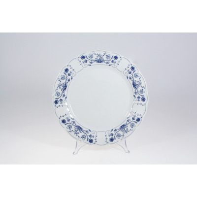Talerz płytki 26 cm Lubiana Maria Kaszubska z charakterystycznym niebieskim wzorem kwiatowym na białej porcelanie o falistym brzegu, wyeksponowany na stojaku.