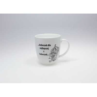 Biały porcelanowy kubek Lubiana o pojemności 380 ml z serii 6606B Babeczka. Na gładkiej powierzchni widnieje czarny nadruk babeczki z kokardą oraz napis