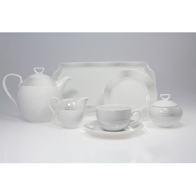 Zestaw kawowy dla 12 osób G465 Yvonne marki Chodzież. Biała porcelana z subtelnym, srebrnym wzorem geometrycznym, obejmująca dzbanek, cukiernicę, mlecznik oraz