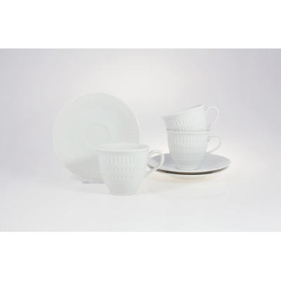 Zestaw filiżanek dla 6 osób 0001 SOFIA marki Ćmielów. Białe porcelanowe naczynia z subtelnym, tłoczonym wzorem, ustawione w kompozycji ze spodkami na jasnym